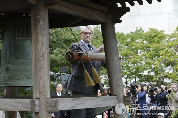 Mogens Lykketoft, President of the seventieth session of the General Assembly, rings the Peace Bell at the annual ceremony held at UN headquarters in observance of the International Day of Peace.jpg